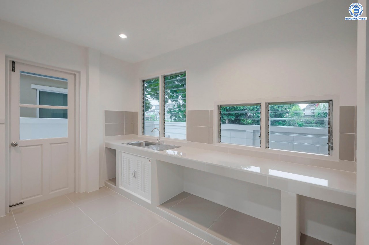 บ้านมือสองตกแต่งใหม่ โครงการ ชัยพฤกษ์ บางบัวทอง จากแบรนด์ LH หลังใหญ่กว่า 62.6 ตร.ว. ฟังก์ชัน 3 ห้องนอน 2 ห้องน้ำ จอดรถได้ 2 คัน พร้อม Facilities ครบครัน บนทำเลเดินทางสะดวก ติดถนนบางกรวย-ไทรน้อย ใกล้เซ็นทรัลเวสต์เกต และรถไฟฟ้าสายสีม่วง "สถานีบางพลู"...